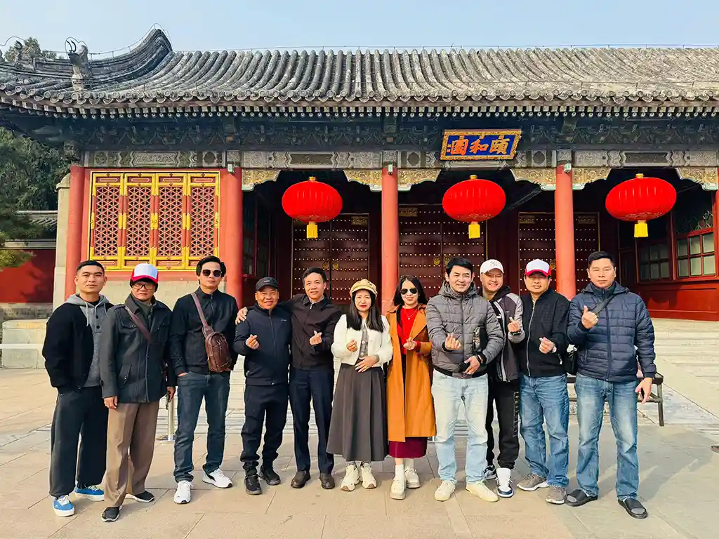 Du Xuân Bắc Kinh Sơn Á Châu Việt Nam – Hành Trình Sắc Màu Mùa 11 Chào Đón Sinh Nhật 12 Năm 6 Các thành viên Sơn Á Châu Việt Nam lưu lại khoảnh khắc tại Di Hòa Viên trong hành trình khám phá Bắc Kinh.