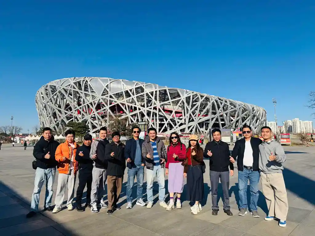 Du Xuân Bắc Kinh Sơn Á Châu Việt Nam – Hành Trình Sắc Màu Mùa 11 Chào Đón Sinh Nhật 12 Năm 4 Đoàn Sơn Á Châu Việt Nam check-in tại Sân vận động Tổ Chim – biểu tượng kiến trúc nổi tiếng của Bắc Kinh.